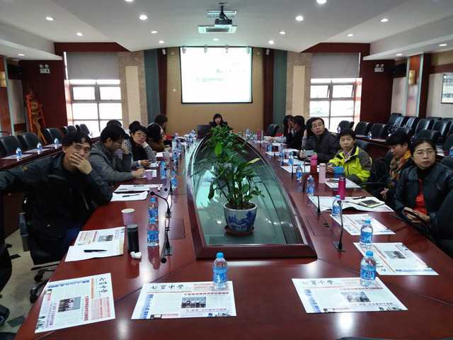 潘校长在做报告.jpg