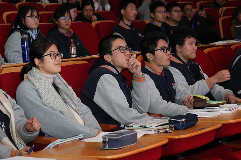 学生参加活动.JPG