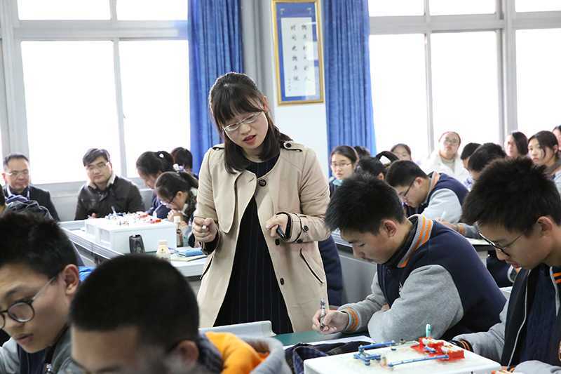 物理范晓荷老师上课.JPG
